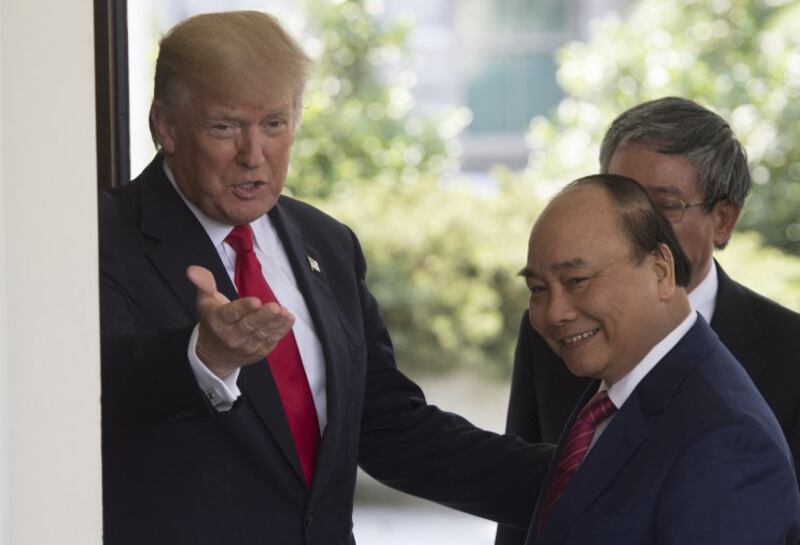 Thủ tướng Nguyễn Xuân Phúc gặp gỡ Tổng thống Donald Trump trong chuyến thăm Hoa Kỳ hồi tháng 5/2017.
