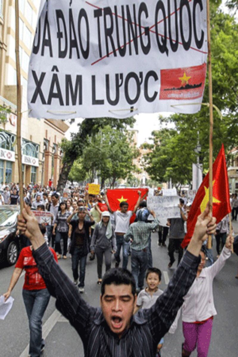 Anti-China protesters march while shouting slogans during a rally in downtown Ho Chi Minh City, May 11, 2014. (AFP Photo) 