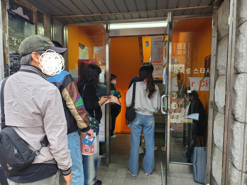공연장 입구_관객입장 대기 중.jpg