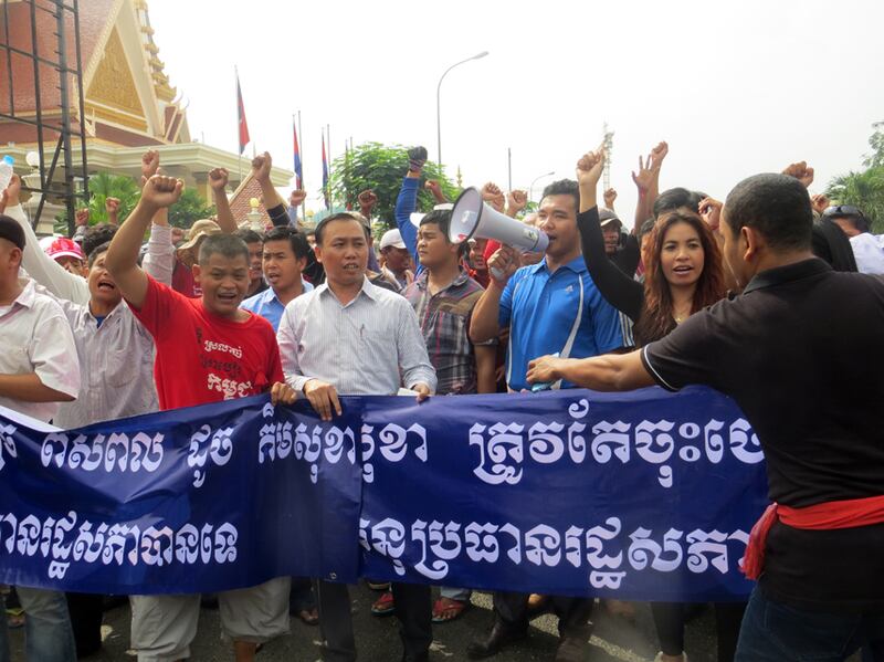 នាយក​ប្រតិបត្តិ​ក្រុម​យុវជន​សម្ព័ន្ធ​សេនា​នាគ លោក ប៉ាន់ខែម ប៊ុនថន (កាន់​មេក្រូ) ដឹក​នាំ​ធ្វើ​បាតុកម្ម​ទាមទារ​ទម្លាក់​អនុប្រធាន​គណបក្ស​សង្គ្រោះ​ជាតិ លោក កឹម សុខា ចេញ​ពី​តំណែង​អនុប្រធាន​ទី​១ នៃ​រដ្ឋសភា កាល​ពី​ថ្ងៃ​ទី​២៦ ខែ​តុលា ឆ្នាំ​២០១៥។ 