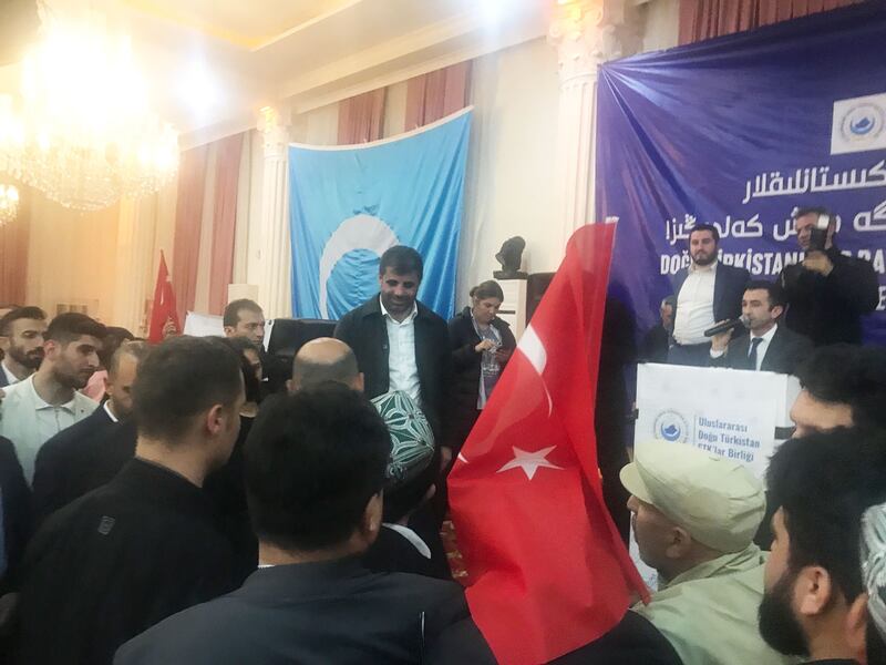 ئىستانبۇلدىكى ئۇيغۇرلارنىڭ ھېيتلىشىش پائالىيىتىدىن كۆرۈنۈش. 2023-يىلى ئاپرېل، تۇركىيە.