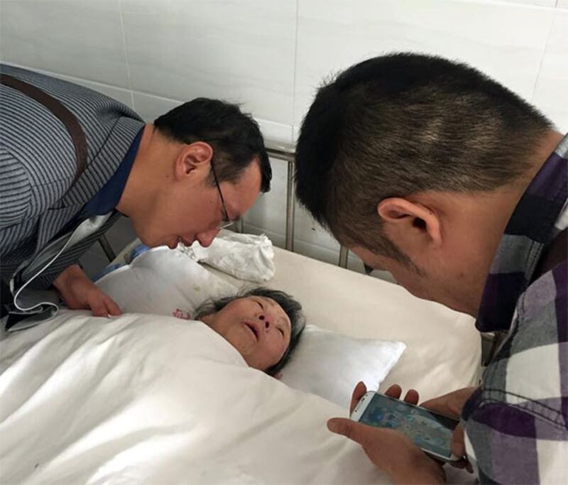 2015年4月12日,湖南維權人士到婁底康復醫院探望熊焱的母親。(圖片提供者:何家維)