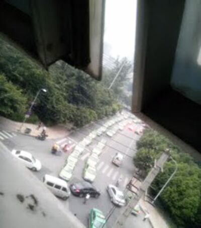 图片:成都发生大规模出租车罢工事件。(维权网)