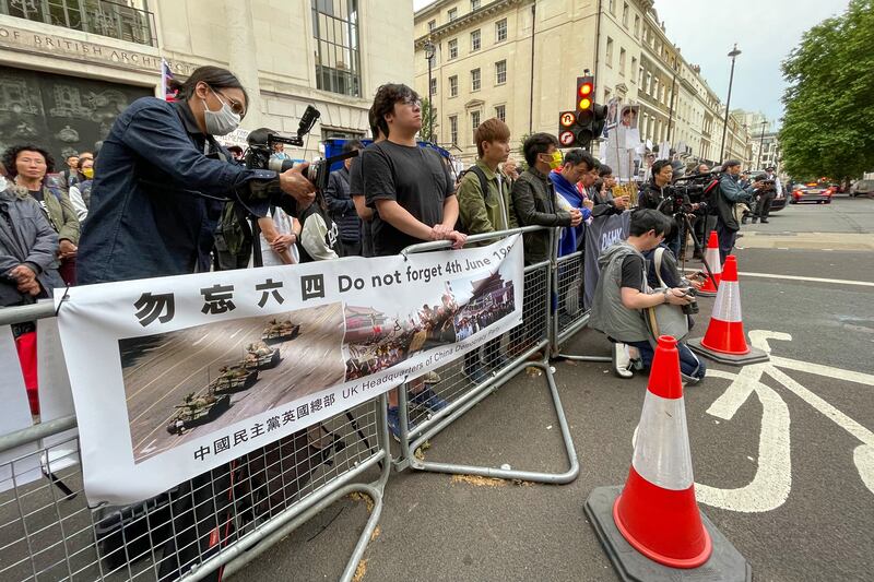 倫敦中國大使館外的六四集會。（呂熙 攝）