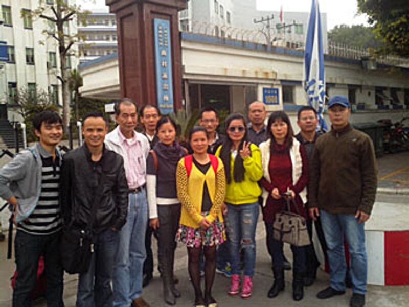 2013年2月17日，廣州多名網友護送李小玲(右三)離開派出所。(劉四仿 提供)