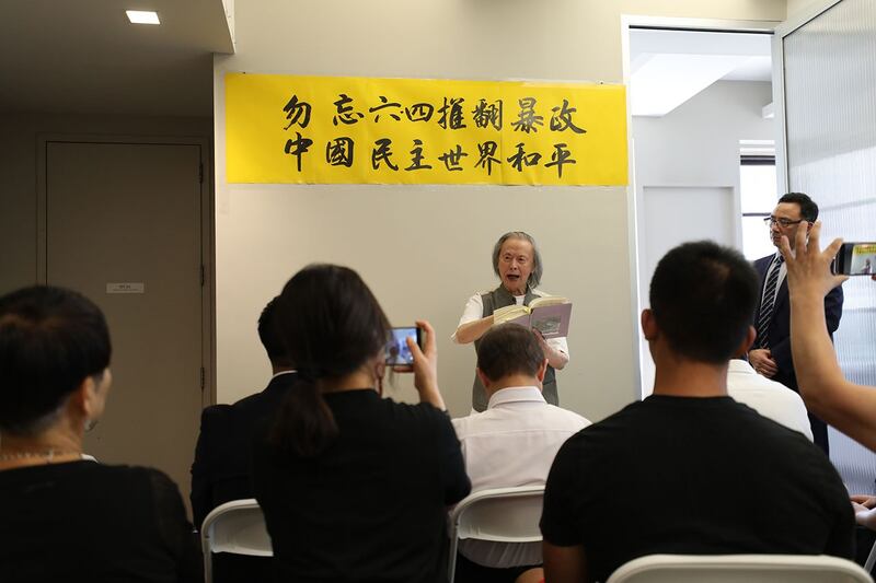 在美国的流亡诗人黄翔在一场六四纪念座谈会上，朗读他为六四遇难者撰写的诗篇《不　你没有死去》，现场气氛哀戚。（记者徐薇婷摄）