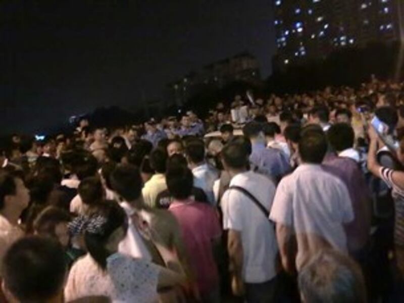 图片:城管围殴学生民众怒砸执法车,淮安一月两次暴力执法引关注。(中国茉莉花革命网站)