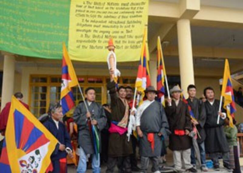 图片：达兰萨拉藏人7月26日参与“正义火焰”迎接仪式。（丹珍拍摄）