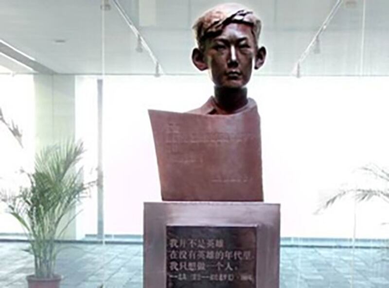 曾经坐落在北京宋庄美术馆内的遇罗克雕塑（公民记者“老虎庙”提供/记者丁小）