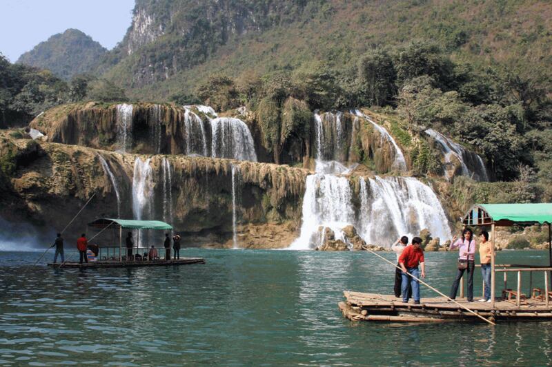 Hình minh họa. Khách du lịch Trung Quốc đi bè ở thác Bản Giốc ở biên giới phía bắc tỉnh Cao Bằng hôm 16/1/2009