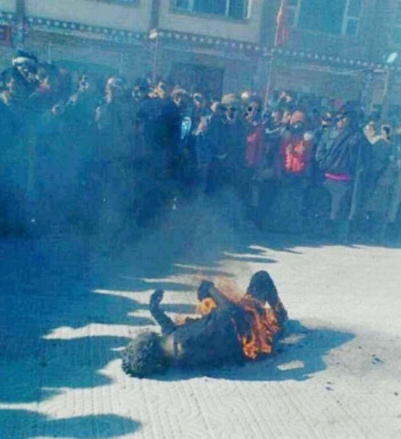 四川紅原縣27歲牧民珠喬，1月18日在瓦切鄉派出所前自焚，他倒在地上後死亡。（照片來自維權人士）