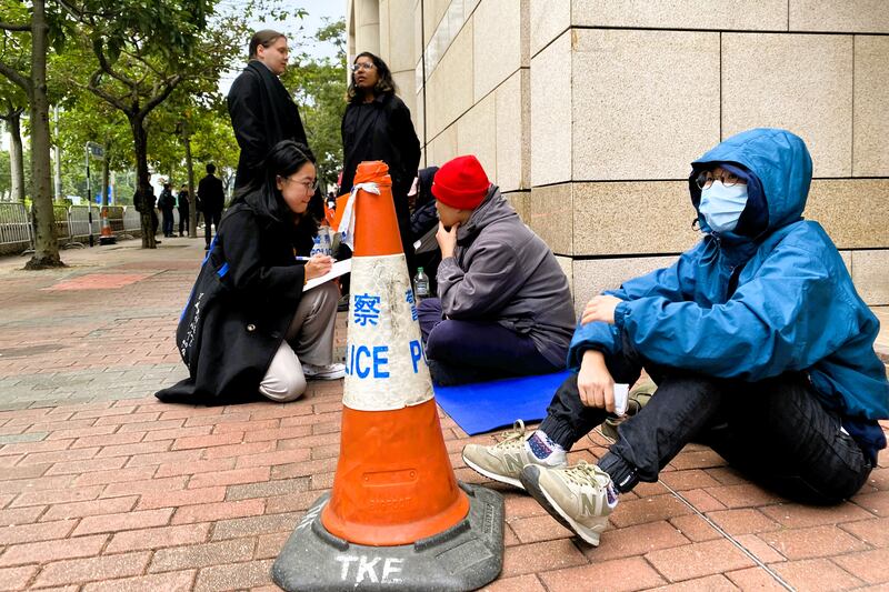 排頭位旁聽的市民JC（右）提早1天通宵排隊，爭取有機會入場了解審訊實況。（李若如攝）