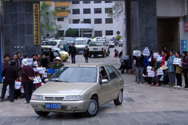yunnan_gate_protest305.jpg