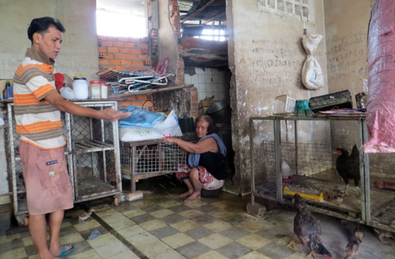 ២៣-មិថុនា-២០១៤៖ លោក អ៊ួន កងពិនិត្យ ឲ្យចំណីសត្វមាន់ទាដែលលោកចិញ្ចឹមក្នុងបន្ទប់ស្នាក់នៅក្នុងតំបន់បុរីកីឡា។