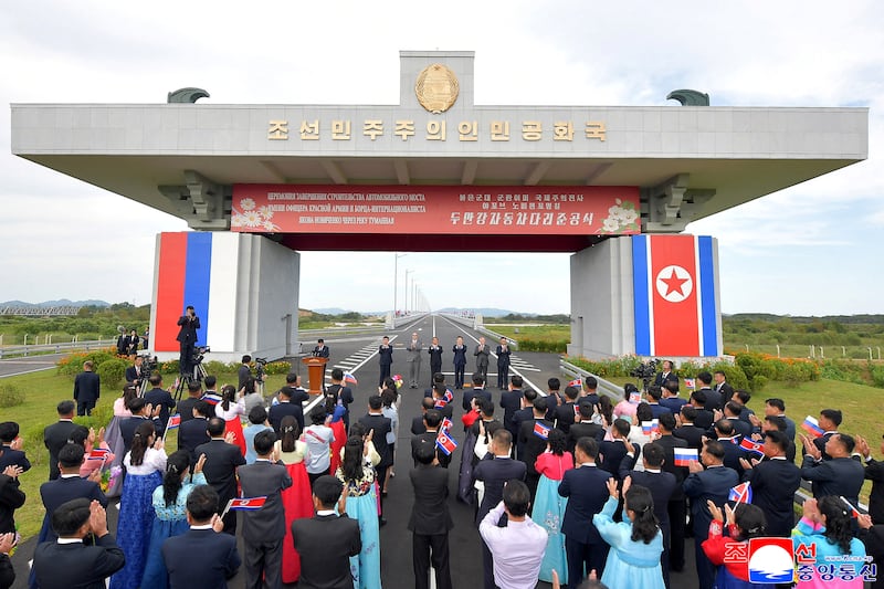 지난 7일 북한 라선(나선)시와 러시아 하산을 연결하며 두만강을 가로지르는 첫 북·러 자동차 다리 준공식에서 참석자들이 박수를 치고 있다. 2026.09.07