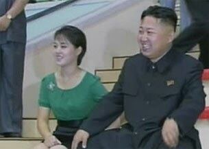 곱등어(돌고래)관에서 돌고래의 묘기를 구경하는 김정은과 부인 리설주의 모습.