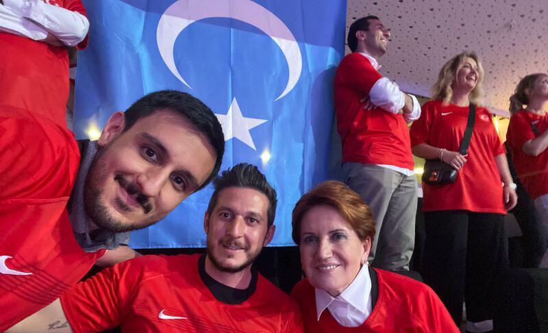 «ئىيى» پارتىيەسىنىڭ رەئىسى مەرال ئاقشەنەر خانىمنىڭ يوليورۇقى بويىچە تۈركىيە-خىتاي دۆلەت كوماندىلىرىنىڭ ئاياللار ۋالىبول مۇسابىقىسىدە مەيدانغا ئاي يۇلتۇزلۇق كۆك بايراق ئېسىلغان. 2022-يىلى 3-ئىيۇن، ئەنقەرە، تۈركىيە.