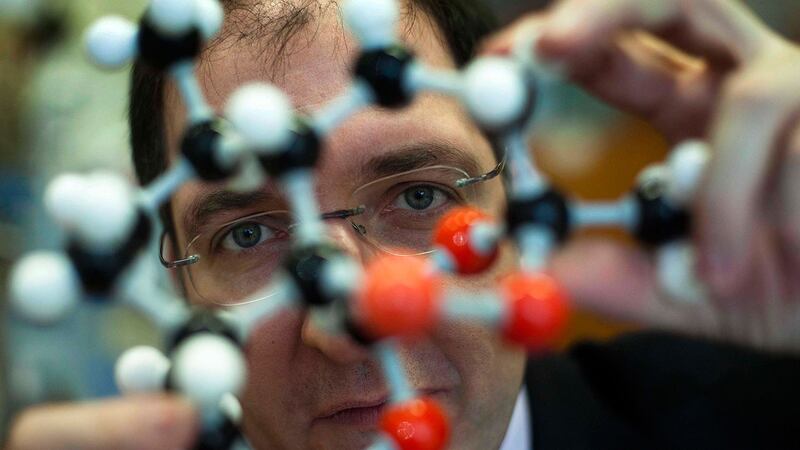 病毒很聪明，演化适应环境，威胁人类健康。（美联社）