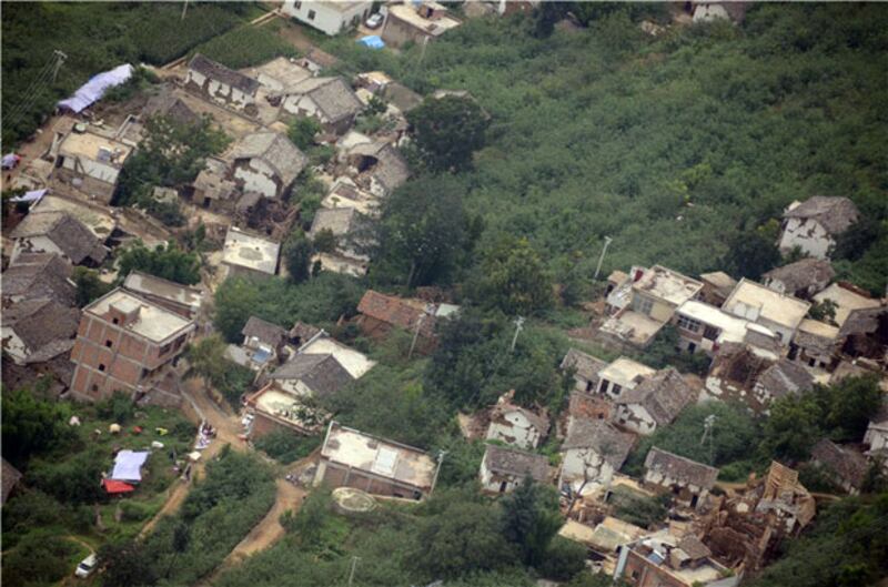 魯甸災區倒塌的民房。（圖片提供: long jun） 