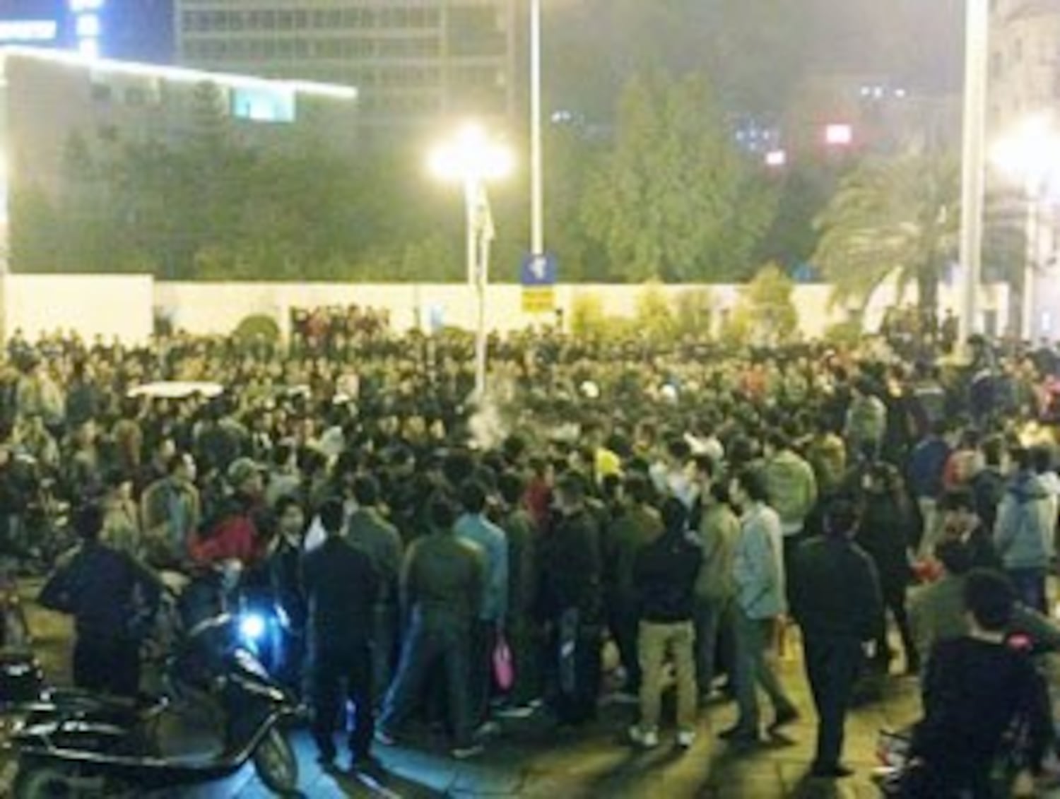 图片：深圳城管殴打残疾卖唱人惹民愤，遭千人围堵。（中国茉莉花革命网）