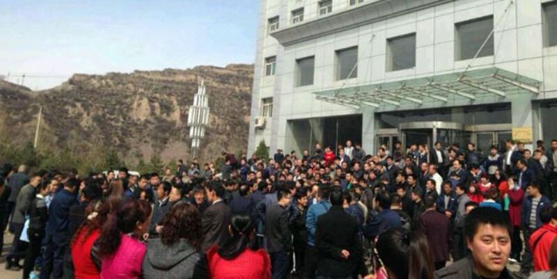2015年3月23日，山西省古交市”太原華潤煤業有限公司第二焦化廠”數百名面臨被裁的工人進行罷工，並集體到公司辦公樓外，抗議公司違法以低價強行買斷他們的工齡。（工人攝）