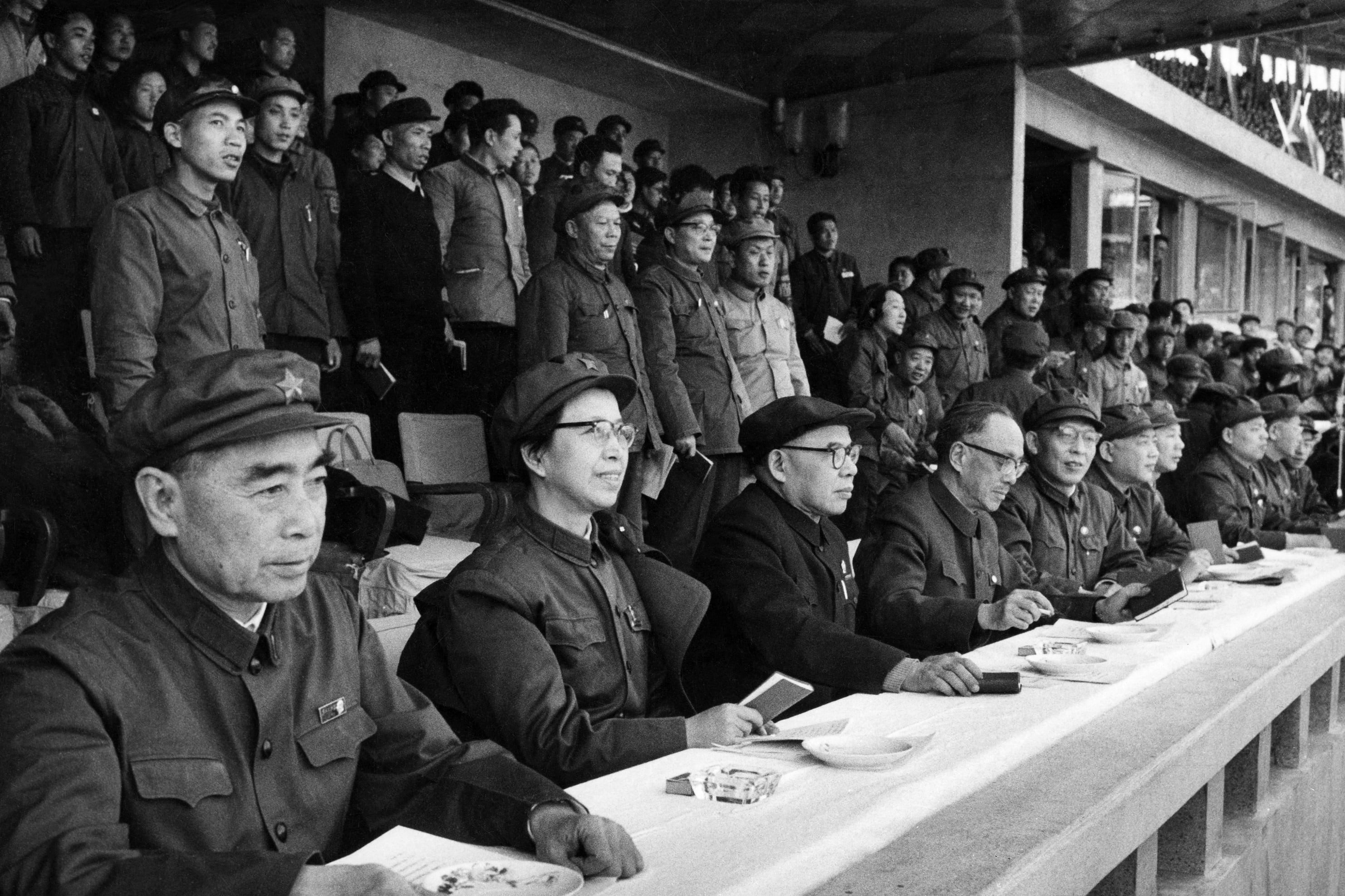 1967年4月21日,中国总理周恩来,毛泽东主席夫人江青,中共领导人康正,张春桥,王力,杨正午,姚文元和关锋出席北京市革命委员会会议。