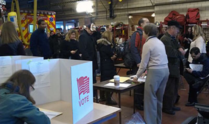 2012年11月6日,弗吉尼亞州的一間票站內秩序良好,選民可以傳統選票或電子選票投票。(梁可瑩拍攝/RFACantonese)