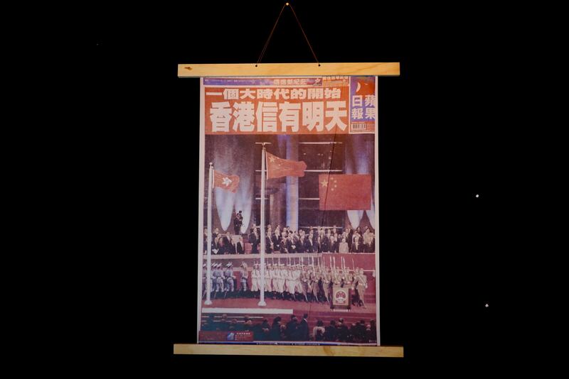 香港1997年主權移交中國，當時《蘋果》頭版寫著「一個大時代的開始，香港信有明天」。 （淳音攝）