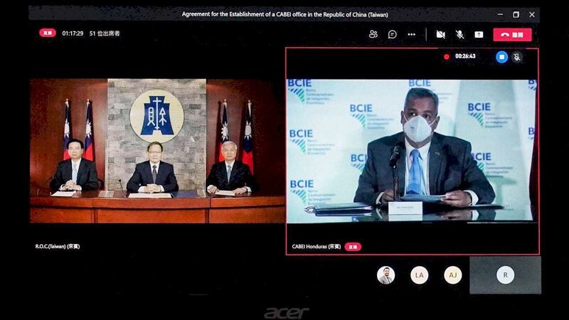 台湾与中美洲银行视讯签署协定,台湾外交部长吴钊燮(左图左1)、财政部长苏建荣(左图左2)、中央银行总裁杨金龙(左图左3),及CABEI总裁Dante Mossi(右图)出席。(财政部提供)