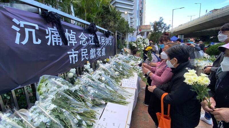記者現場所見,大批市民有序地手持白色及黃色的菊花,到中聯辦外獻花,他們手持的花種類型及顏色一致,包裝很多都是一樣。(石頭 攝)