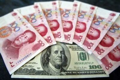 Tiền Đôla và Đồng Nhân Dân Tệ. AFP