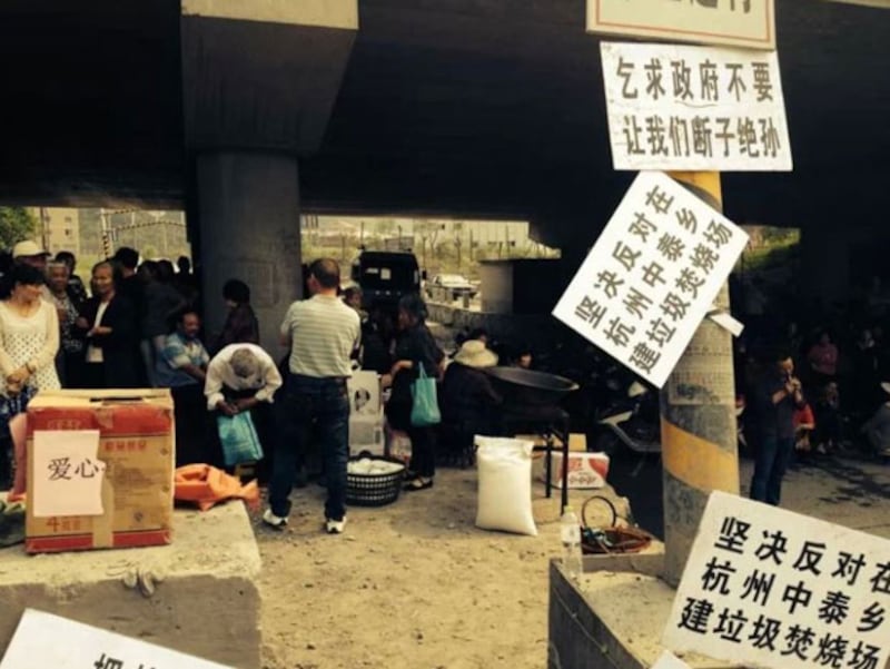 2014年5月8日，中泰鄉老百姓帶備煮食用品到焚化場選址用地，準備作長期抗爭，以阻止任何人動工。（村民攝）