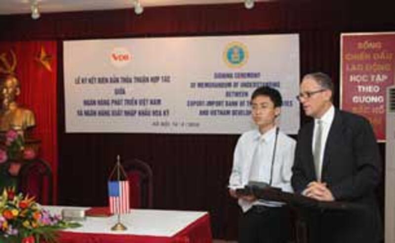 Chủ tịch US Ex-Im Bank Fred P. Hochberg phát biểu tại buổi ký kết thỏa thuận hợp tác với Ngân hàng Phát triển Việt Nam (VDB), hôm 14-06-2010. Photo courtesy of US Ex-Im Bank.