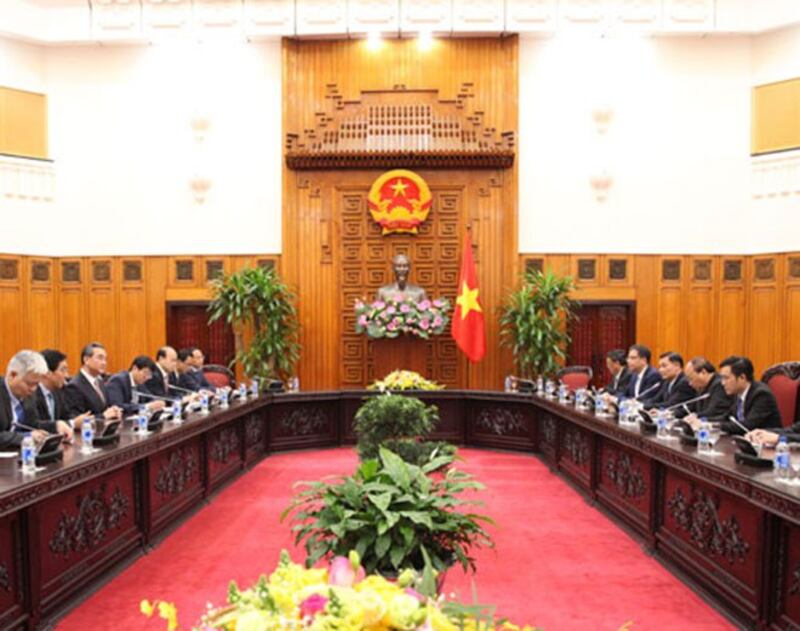 时任中国外交部长的王毅（左三）率团访问越南并与越方人员会谈时，会议室内也只悬挂了越南国旗。（图取自中国外交部官网）