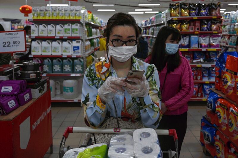 Hình minh họa. Người dân mua hàng ở một siêu thị tại Hà Nội giữa lúc có những lo ngại về dịch bệnh COVID - 19 hôm 7/3/2020