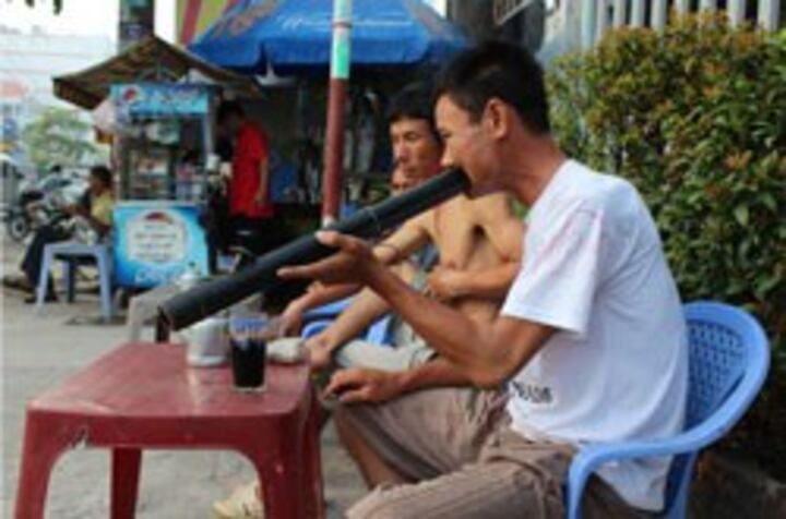 Cà phê vỉa hè Sài Gòn – Tiếng Việt