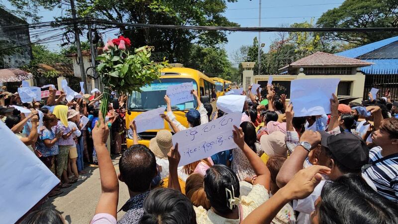 ရန်ကုန်မြို့၊ အင်းစိန်အကျဉ်းထောင်ရှေ့တွင် လာရောက်စောင့်ဆိုင်းနေသူများအား ၂၀၂၄ ခုနှစ်၊ ဧပြီလ ၁၇ ရက်နေ့က တွေ့ရစဉ်။ (Photo: RFA)