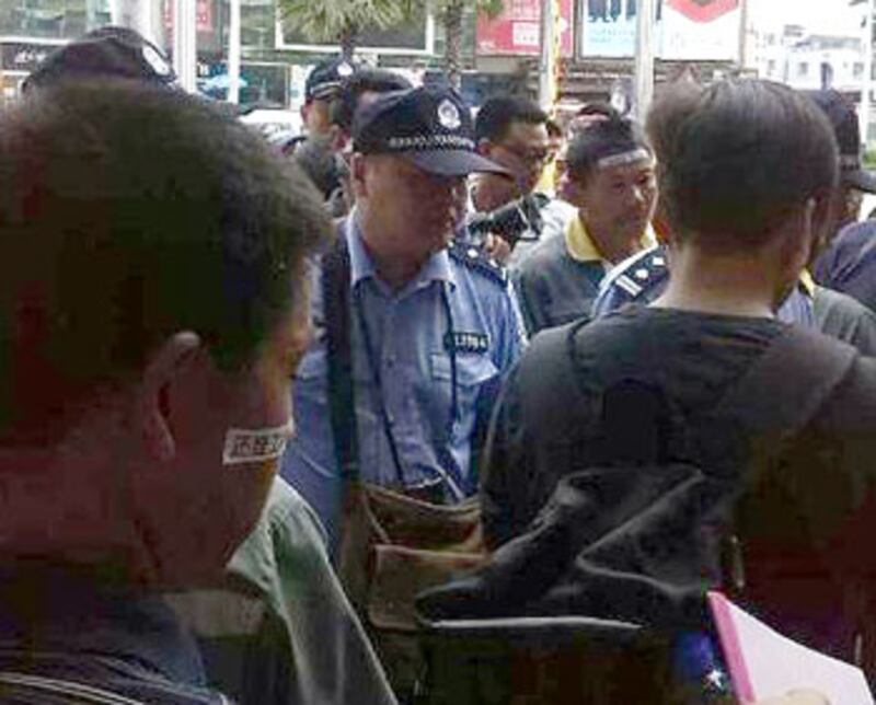 8月28日，一批警察到場強行帶走聲援廣州大學城環衛工人罷工的律師及大學生。（目擊者拍攝）