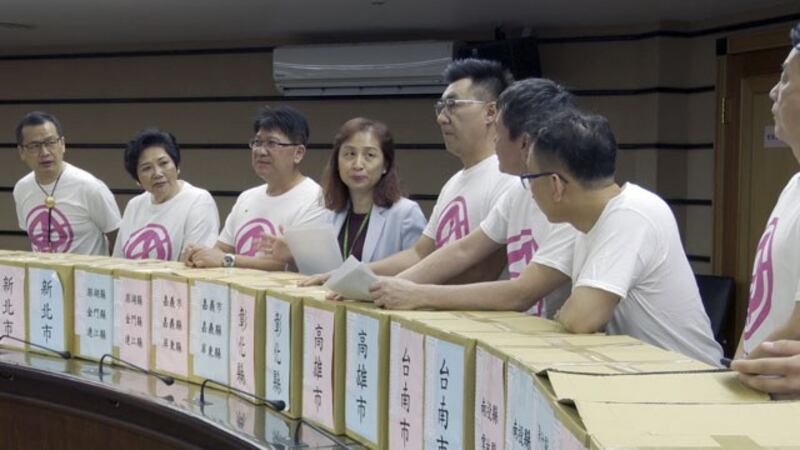 国民党主席江启臣率立委与党工递送连署书。(记者 李宗翰摄)