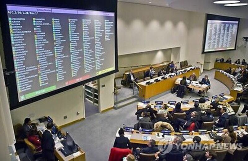 2014年11月18日，联合国大会中负责人权事务的第三委员会对由欧盟等国共同提交的朝鲜人权决议案进行了表决，以111票赞成的结果，决议案获得了通过。（韩联社）