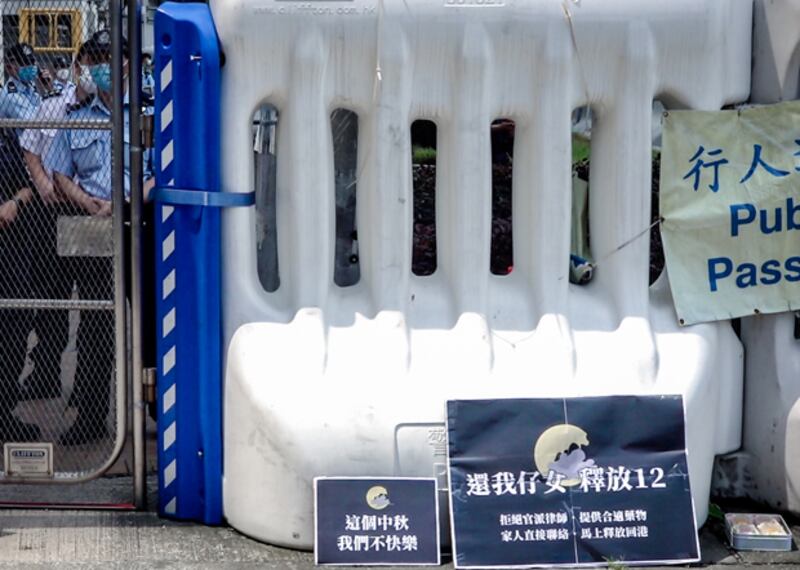 2020年9月30日，最終中聯辦未有派人接收月餅，家屬只能把月餅放到警察水馬前。（張展豪 攝）