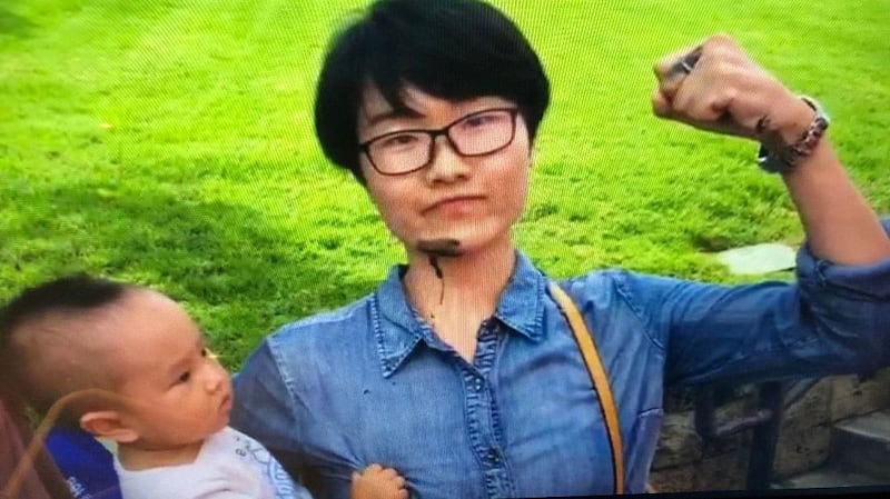 杨晓向五星红旗泼墨后做出胜利的手势(视频截图/刘燕林提供)