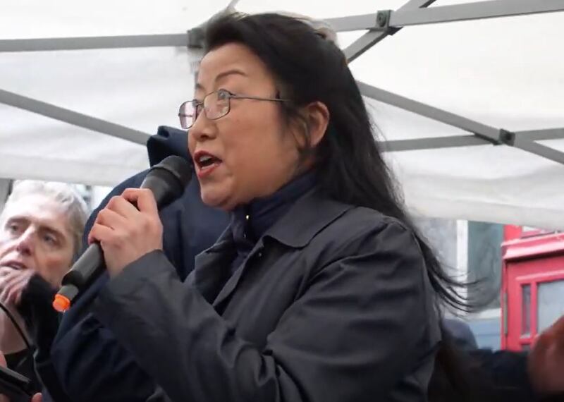 本台翻查資料，在去年11月的倫敦唐人街衝突中，華萍曾為當日的「反亞裔歧視」集會站台發言，直斥美國想借人權議題全方位打擊中國。（曹家超 攝 / 2021年11月27日）