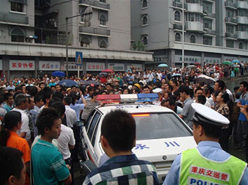 重慶永川區城管向老小販暴打執法,引起過千途人圍觀,警方到場了解,遭圍觀群眾包圍。(永青橋影印店負責人提供,2012年7月16日拍攝)