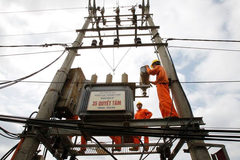 Ảnh minh họa: Công nhân EVN tại Sơn La.