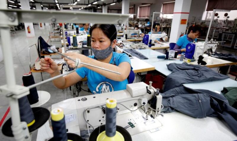 Ảnh minh họa. Công nhân làm việc tại một xưởng may mặc. 