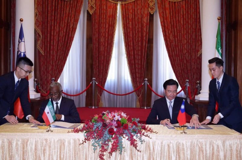 台湾外交部长吴钊燮和索马里兰外长穆雅辛(H.E Yasin Hagi Mohamoud)在2020年2月于台北宾馆共同签双边议定书,以“台湾代表处”及“索马里兰代表处”的名称互设官方代表机构。”(台湾外交部提供)