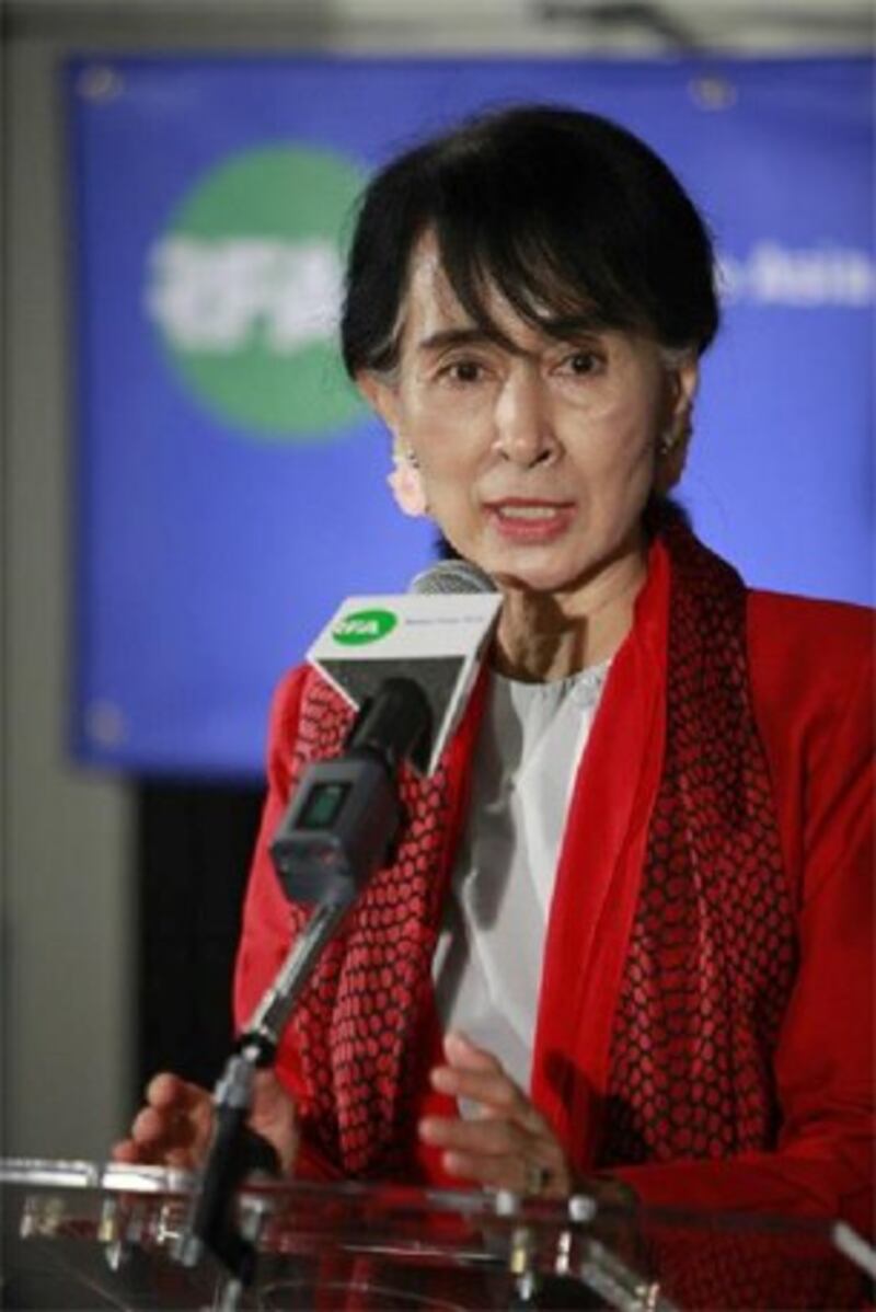 图片：缅甸民主派领袖昂山素季访问自由亚洲电台总部并发表演讲。