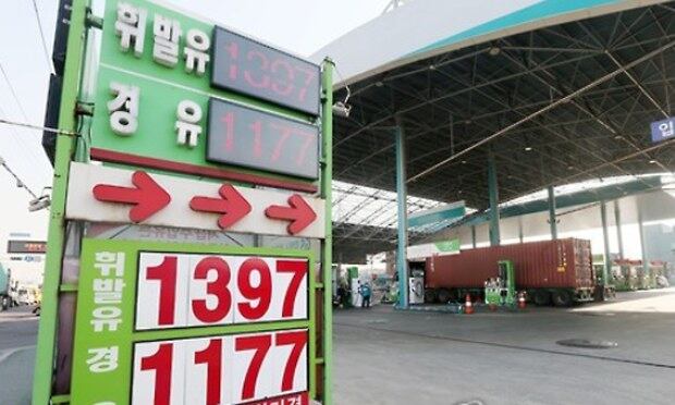 국제유가가 배럴당 30달러대로 추락하는 등 저유가 추세가 이어지는 8일 오후 인천시 중구의 한 대형 주유소에 휘발유와 경유 가격이 표시돼 있다.