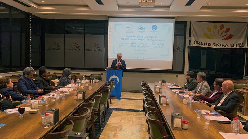 دۇنيا ئۇيغۇر قۇرۇلتىيىنىڭ ۋاقىتلىق رەئىسى ئەركىن ئەكرەم سۆزلەۋاتىدۇ. 2024-يىلى 1-ئۆكتەبىر، ئەنقەرە